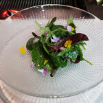 お肉屋 けいすけ 三男坊 - ベビーリーフとお花のライムサラダ