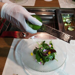 お肉屋 けいすけ 三男坊 - ベビーリーフとお花のライムサラダ