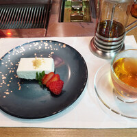 お肉屋 けいすけ 三男坊 - 自家製レアチーズケーキ/マリアージュフレールの紅茶、マルコポーロ