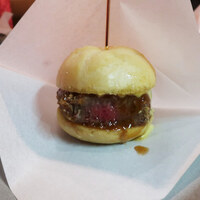 お肉屋 けいすけ 三男坊 - 高森和牛「シャトーブリアン」のヒレカツスライダーバーガー