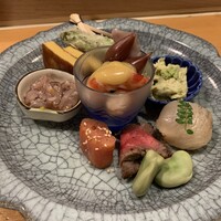 浅草じゅうろく - 山口のアスパラ、青大豆の生湯葉、柚子を射込んだ鮃の昆布〆の手鞠寿司、和牛たたきと茹でそら豆、一週間漬け込んだ明太子昆布〆、烏賊の塩辛、魚の剥き身が入った玉子焼き、蛍烏賊と車海老の酢味噌かけ、
