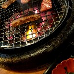 炭火焼肉 くろべこ - 焼いてるところ