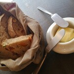 151136014 - パテ・ド・カンパーニュには２種のパンが付きます。ナッツの入ったパンは個性的で美味。プレーンな方は外側がカリカリでほとんどビスケット状でした。こちらも信じられない程の美味！