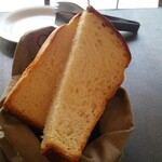 Boulangerie Bistro EPEE - こちらは、ラビオリに付いてきたパン。うっとりする程の美味。フワフワ、カリッとしています