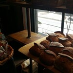 Boulangerie Bistro EPEE - 入り口で販売しているパン。美味しさが詰まっていそう！