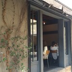 Boulangerie Bistro EPEE - ビストロ側も扉が大きく開いていて、テラス風です。５月の太陽に溶けてしまいそうなランチを楽しんで