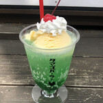 タマゴパーラー - 京たまごアイスのクリームソーダ 500円（本体価格）