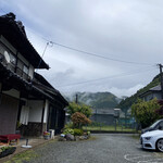 十割手打ちお蕎麦カフェ 古民家こんさい館 - 庭が駐車場。