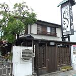 石橋うなぎ店 - お店外観（横から。大看板が見える）