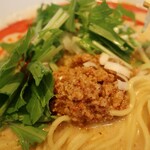 うさ担 - ひき肉はニンニク風味。