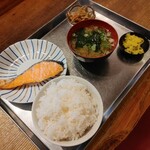 ぱっぱ屋 - 鮭ときんぴらごぼうに中飯と味噌汁です