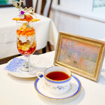 Sui Higashiyama - オレンジとカラメルのパフェ。そのモチーフの「印象・日の出」の絵。モネのばら咲く庭の紅茶。