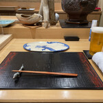 鮨旬美西川 - カウンターの右端に座りました。大将とは割と近く、お弟子さんとも会話しやすかったです。