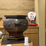 鮨旬美西川 - この火鉢が焼き物に大活躍します。招き猫を撮りたかったようです。