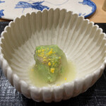 鮨旬美西川 - つぶ貝のずんだ和え
      コリっとした貝の食感にずんだの粒が心地よく、そしてずんだの香りが優しく包みこみます。