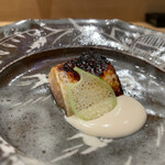 鮨旬美西川 - 本鱒の西京焼き
      ごまを使った利久餡に蓮芋が添えてあります。
      甘みが強く弾ける身、アンが絡まると旨味が綺麗に纏まります。