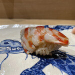 鮨旬美西川 - 車海老（余熱で蒸らしたもの）
      甘みが増してさらに西川のシャリとの一体感が素晴らしい一貫です。