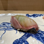 鮨旬美西川 - イシダイ昆布締め
      温かなシャリに柔らかくしっとりと馴染む甘さ、柚子の香りが綺麗に纏めます。