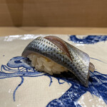 鮨旬美西川 - 小鰭
      浅く〆られた酢の心地よさが際立つ一貫。黄身おぼろを挟んで握っています。