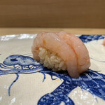 鮨旬美西川 - 甘海老漬け
      しっとりと馴染む身、濃い味付けではなくても温かなシャリと相乗して甘さの余韻に浸れます。