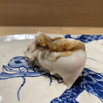 鮨旬美西川 - 煮蛤
      優しいツメとしっかりした食感は噛みしめるほどに蛤のおいしさが詰まっています。