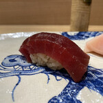 鮨旬美西川 - 漬け
      沖縄の本鮪。西川のシャリが鮪をしっかり後押して素晴らしい一体感に！