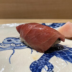 鮨旬美西川 - トロ
      トロけ、甘さ、香りはオフシーズンを感じさせない味わいで美味しい！ネタとシャリの間に忍ばせた海苔の風味が余韻と綺麗に重なります。