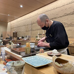 鮨旬美西川 - 大将の立ち位置が中央になるようにと今年の秋口に改装を行うそうです。