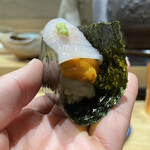 鮨旬美西川 - 烏賊雲丹手巻き
      繊細な仕事が随所に垣間見えるこの逸品は和菓子屋でヒントを得たものなのだそう。この辺りまでくるともはやため息しか出てきません。