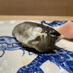 鮨旬美西川 - 穴子
      塩もタレも無しで。ふわふわとした素材が奏でる自然なえんみが膨らんで消えていく至福の一貫。