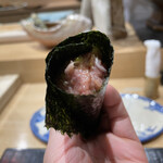 鮨旬美西川 - ねぎとろ手巻き
      シャリは極薄くトロは贅沢に、奈良漬けを忍ばせて。炙った海苔をパリッと破るとトロの旨みがあふれ出し、奈良漬けのえんみは意外なアクセントにも綺麗に纏まります。ねぎトロ好きは必食！