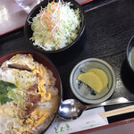 函館とんき - 通常メニュー、ロースカツ丼
（キャベツ 味噌汁 漬物付き）