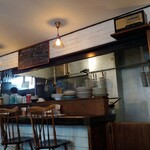 イタリア食堂 タク - 店内　カウンターは4席くらいかな？