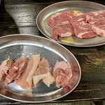 もつ鍋 鉄鍋餃子 鳥炭火焼き 九州酒場 丸九 - 塩〆熟成ラム肩ロース ＆ 鶏もも