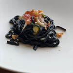 MAIN DINING by THE HOUSE OF PACIFIC - 「しらすと桜海老のタリオリーニ」
      とても弾力のある麺でした。揚げた桜エビが
      香ばしい。