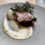 MAIN DINING by THE HOUSE OF PACIFIC - 「ガリシア豚のロースト チーズペッパーソース」
      アスパラと淡路産かな？甘い玉ねぎも美味しかったです