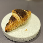プレゼンテ スギ - クロワッサン
      焼きたてクロワッサン 佐倉産六条大麦かけ