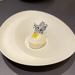 プレゼンテ スギ - 新玉ねぎとフォアグラ
      佐倉産無農薬玉ねぎエスプーマとフォアグラ オリーブオイルボール 焦がし玉ねぎ