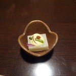 魚の家 - お通し：馬鈴薯の豆腐、百合の蕾のせ