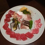 魚の家 - 刺身盛り合わせ（鮪、シマアジ、鱈、天上鰤）
