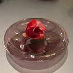 プレゼンテ スギ - GV鰹
      鰹のアラの煮出しとフランボワーズのスープのガストロバック鰹
      佐倉さんビーツのピクルスと八千代乳業のヨーグルト