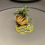 プレゼンテ スギ - 挑戦
      鯉の骨切り はぜぶしのガストロバック あざみ根の皮バルサミコ煮、胡椒草、佐倉とイタリアのマスタードソース