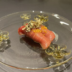 プレゼンテ スギ - 杉寿司
      ガルムとフォンドボーのガストロバックメバチマグロ
      ドレッシング和えのお米 サマートリュフ 軍鶏の卵黄