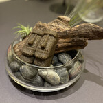 プレゼンテ スギ - 食べられなさそうで食べられる
      猪ラードのフィナンシェ 竹炭 どんぐり