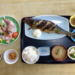民宿 青塚食堂 - 「豊漁定食」の全容。