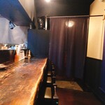 純米酒とお出汁 雲母 - 店内:カウンターから入口を見る