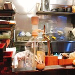 純米酒とお出汁 雲母 - 店内:カウンターから厨房を見る