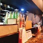 純米酒とお出汁 雲母 - 店内:カウンターの日本酒