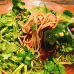 純米酒とお出汁 雲母 - 有機パクチーのそば和え