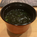 鮨 大門 - 味噌汁、具は岩海苔かな